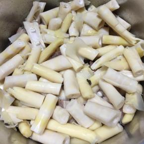 倒入春笋。