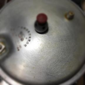 加盖，放上气阀，大火煮至上汽，转中火再煮10分钟。