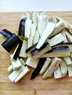 茄子洗净切段，一个没有削皮，两个削皮了。（皮的问题看自己喜欢）