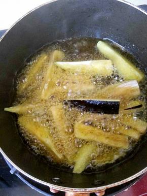 放油炸茄子，炸软就可以了。