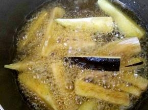 放油炸茄子，炸软就可以了。