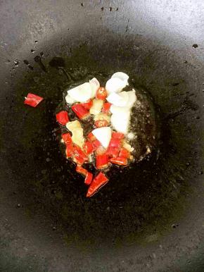 锅热放入小米辣，姜，蒜爆香