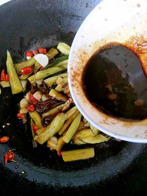 倒入炸好的茄子和拌好的酱汁