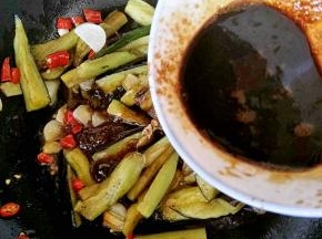 倒入炸好的茄子和拌好的酱汁