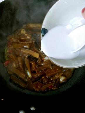 加入调好的水淀粉