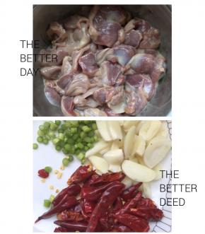 把鸡胗片，再次洗干净，放入料酒一小勺，鸡粉（鸡精）一小勺，盐一小勺，白胡椒粉一小勺，生抽一小勺，食用油两小勺，淀粉一大勺，搅匀，腌20分钟，切葱碎蒜片干辣椒备用，能吃辣的，可以再加些小米椒。