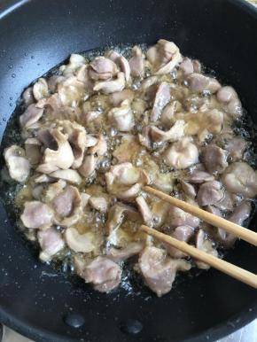 油温5成热小火滑熟，这样鸡胗非常的香嫩