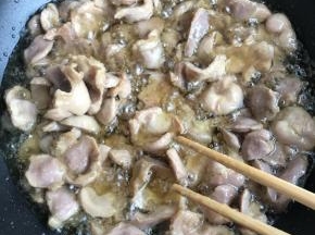油温5成热小火滑熟，这样鸡胗非常的香嫩