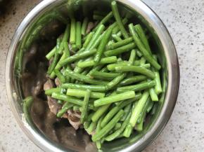 最后把蒜苔也下锅用油炸一下，一两分钟即可。