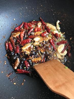 锅中放油，放入葱蒜辣椒爆香，然后放一勺老抽两勺生抽，爆香