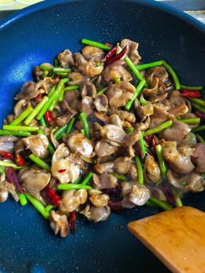 加入鸡胗和蒜苔，大火爆炒几下，加少许盐，出锅。