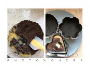 把奥利奥饼干（或者消化饼干）碎放袋子中用擀面杖敲碎，或者用料理机打碎，黄油融化，与饼干碎拌匀，平均放入模具用，3个量，用模具自带的压片压平整，放入冰箱冷冻一会儿，吉利丁片提前冷水泡软备用