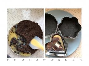 把奥利奥饼干（或者消化饼干）碎放袋子中用擀面杖敲碎，或者用料理机打碎，黄油融化，与饼干碎拌匀，平均放入模具用，3个量，用模具自带的压片压平整，放入冰箱冷冻一会儿，吉利丁片提前冷水泡软备用