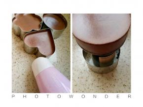 取出后去掉锡纸和保鲜膜，用吹风机轻吹四周，然后用一个直径比较小的瓶子轻顶出来脱模