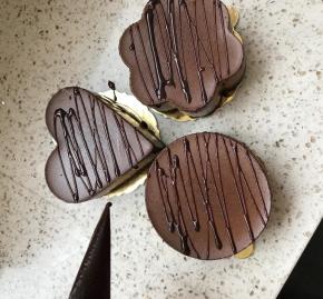 巧克力融化装入裱花袋中，或者直接用巧克力酱，剪个小口，挤出线条造型。