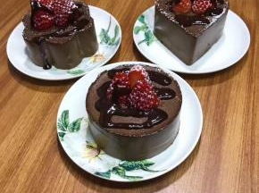 也可以把草莓竖着切两下，然后错开摆放，淋巧克力酱，抖一点防潮糖粉。