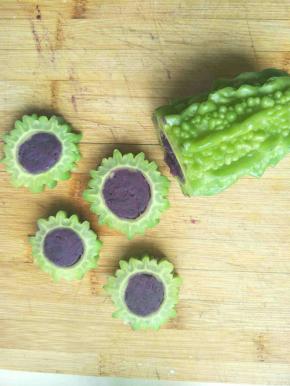 紫薯装满苦瓜压紧切片