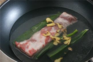 洗净的五花肉放入锅内，加水加葱姜去腥味，煮20分钟左右，煮熟（也可煮至8分熟）