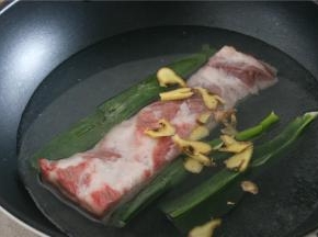 洗净的五花肉放入锅内，加水加葱姜去腥味，煮20分钟左右，煮熟（也可煮至8分熟）