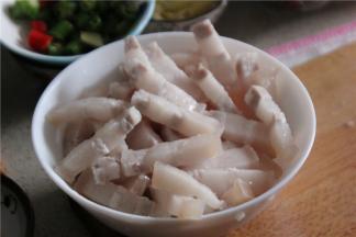 煮好的五花肉切丁，控干水分