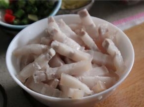 煮好的五花肉切丁，控干水分
