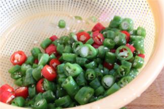 青红椒切圈备用，仔姜切成小块