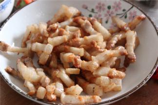 五花肉油脂比较多，先煮后炸，水煮可以去掉多余的油脂，吸收足够水分之后同可以保护五花肉油炸水分不流失，达到外酥里嫩的口感！