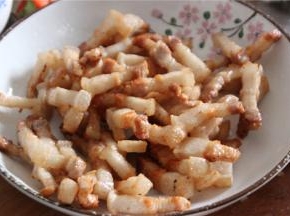 五花肉油脂比较多，先煮后炸，水煮可以去掉多余的油脂，吸收足够水分之后同可以保护五花肉油炸水分不流失，达到外酥里嫩的口感！
