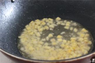 锅内留底油，油热之后放入仔姜炒出香味