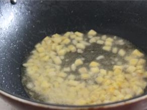 锅内留底油，油热之后放入仔姜炒出香味