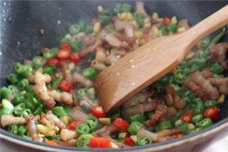 放青花椒，青红椒圈大火翻炒出香味