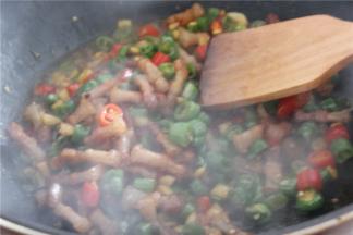 加蚝油，盐调味，翻炒均匀就可以出锅