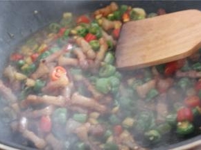 加蚝油，盐调味，翻炒均匀就可以出锅