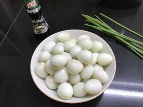 2、放凉后剥去壳。