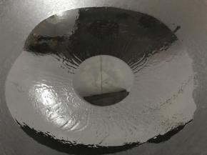 3、锅中入适量油。