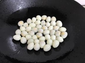 4、5成热的时候放入剥好的鹌鹑蛋。