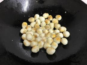 5、煎至微黄，放入盐和糖，翻炒均匀。