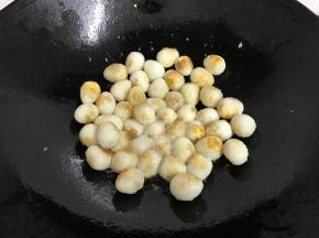 5、煎至微黄，放入盐和糖，翻炒均匀。