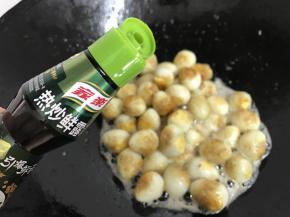 6、再调入一小勺热炒鲜露，炒匀。