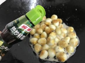 6、再调入一小勺热炒鲜露，炒匀。