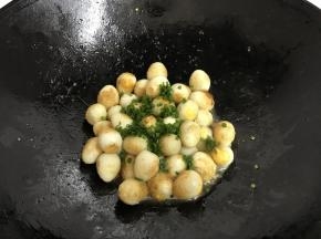 7、出锅前撒入香葱