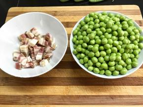 1、新鲜豌豆荚剥去外壳洗净，腊肉洗净切丁。
