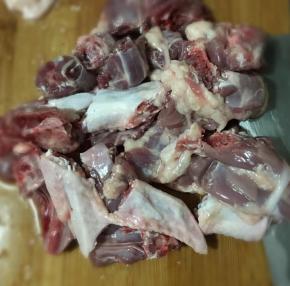 老鸭洗净剁块。