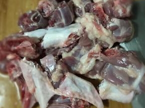老鸭洗净剁块。