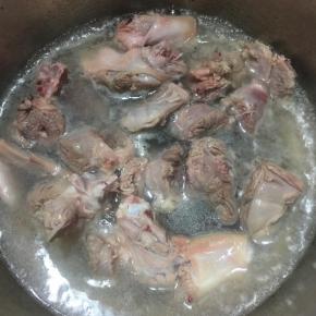 鸭肉焯水，洗净。