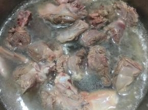 鸭肉焯水，洗净。
