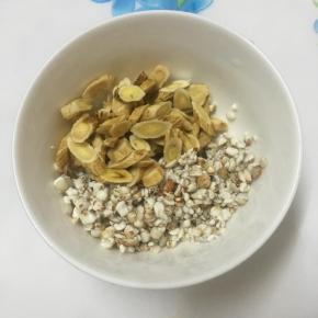 薏米和黄芪洗净备用。