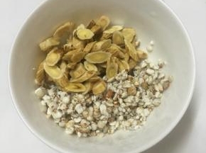 薏米和黄芪洗净备用。