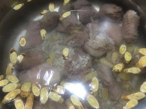 锅中加入足量的清水，放入鸭肉，加入薏米和黄芪。
