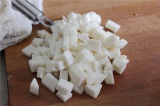 山药去皮，洗净表面的粘液切成块儿